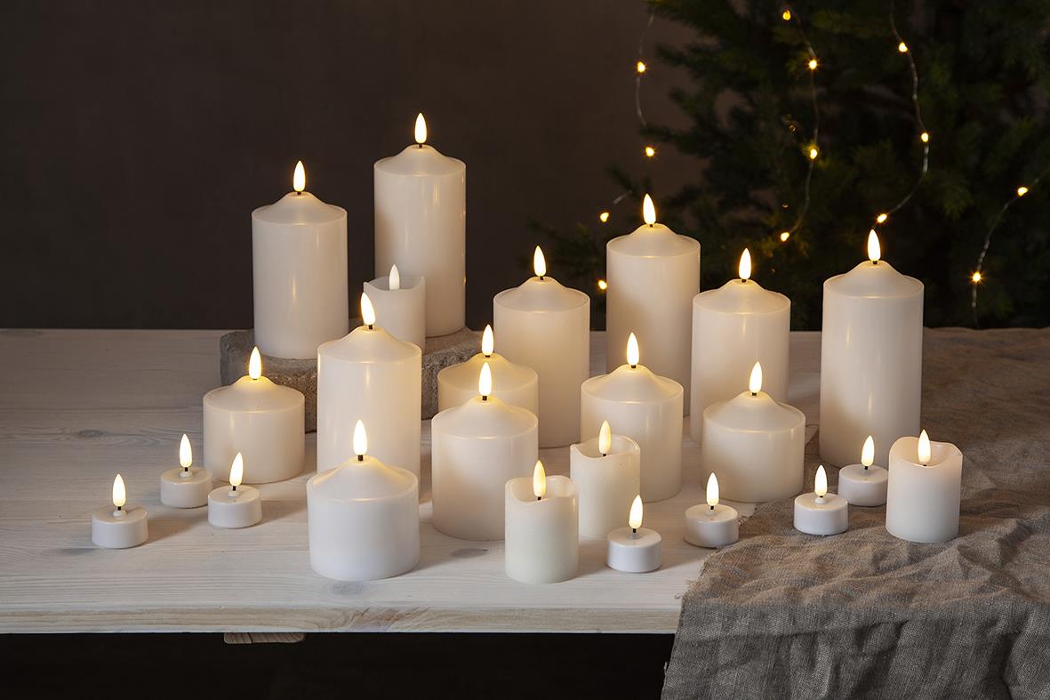 Värmeljus LED Flamme 2-pack i olika storlekar på bord med juldekorationer