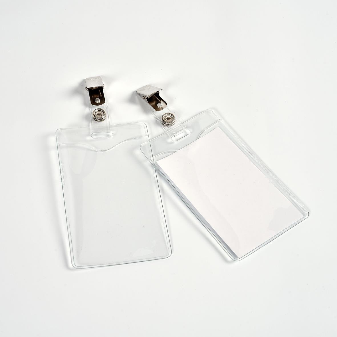 Två genomskinliga namnskyltar med clips för stående användning, storlek 60x90mm