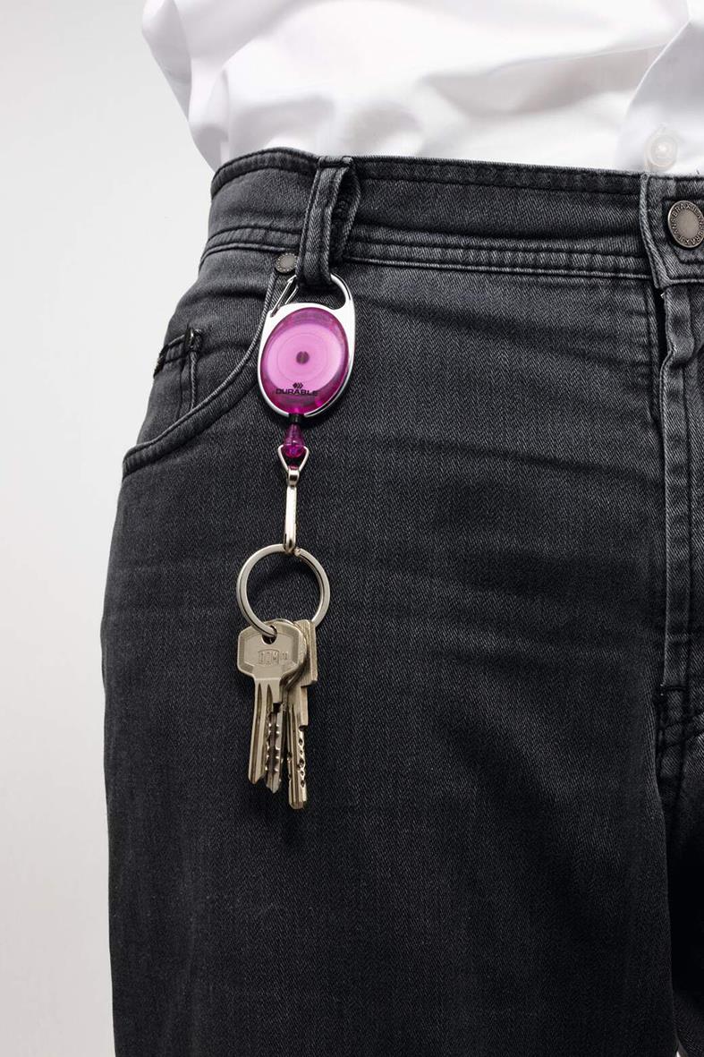 Röd transparent Jojo Durable Style 8327 nyckelring clip fastsatt i jeansficka