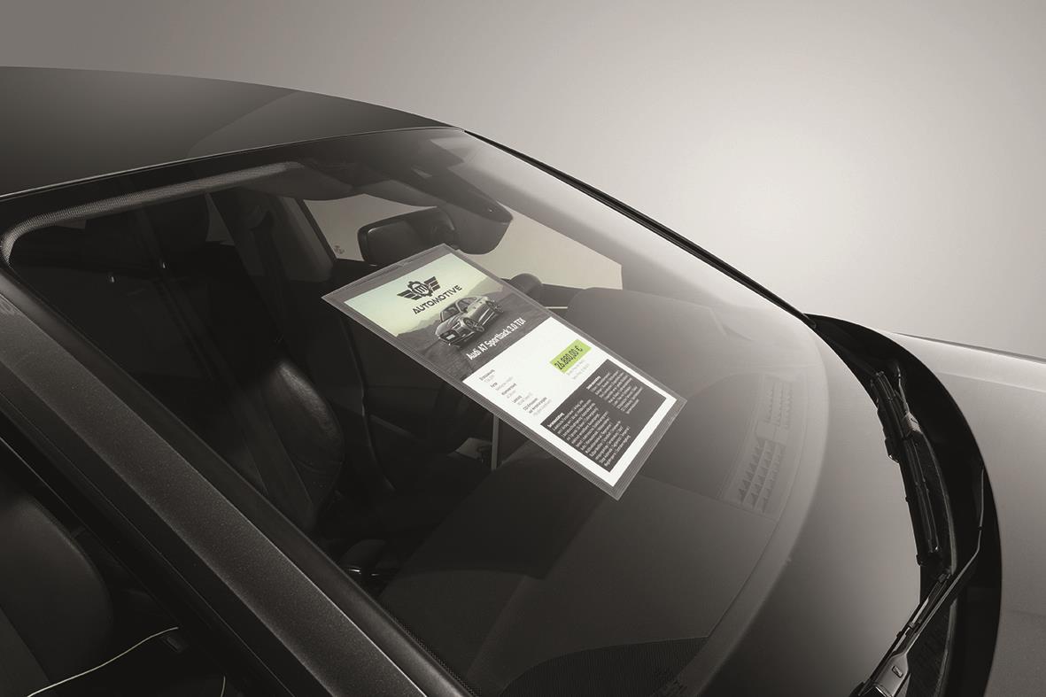 Grå A4 infoficka för bil, placerad på instrumentbrädan