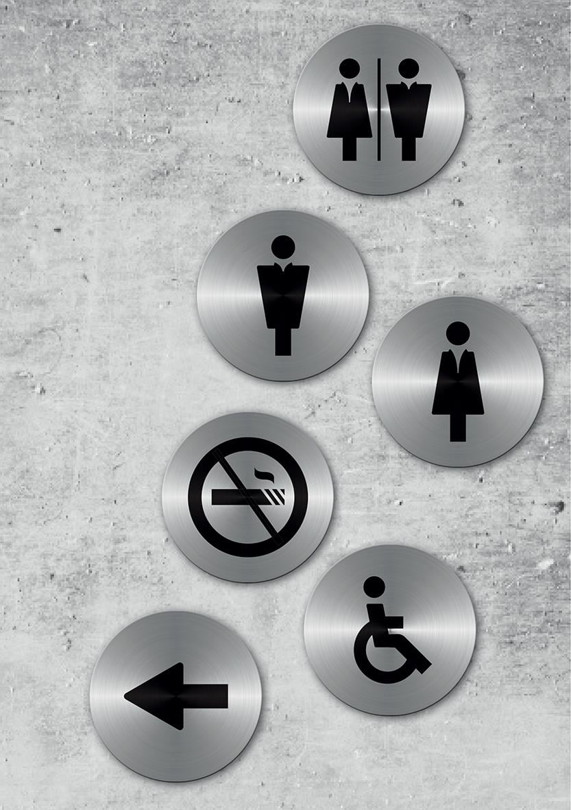 Rostfria dörrskyltar med olika budskap för kvinnor, män, rullstolsanpassning, rökförbud och vänsterpil