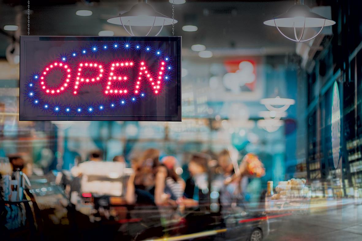 LED-skylt med texten OPEN i rött och blått ljus, 24x48cm, i ett butiksvindu