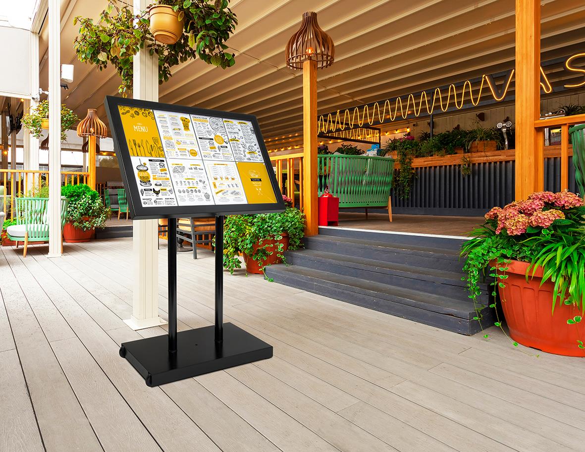 Display till informationsställ LED Securit svart 67x92cm utomhusmiljö med växter och trappa