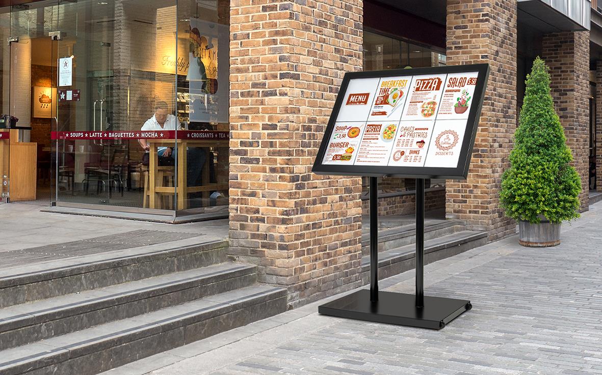 Utomhus LED informationsställ i svart med meny, placerad utanför en restaurang