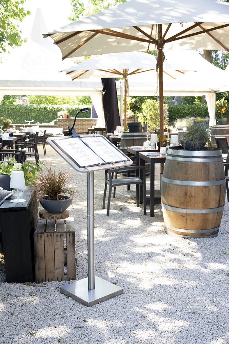 Menyställ Securit Teak och Rostfritt Stål utomhusmiljö med parasoller och bordsplacering