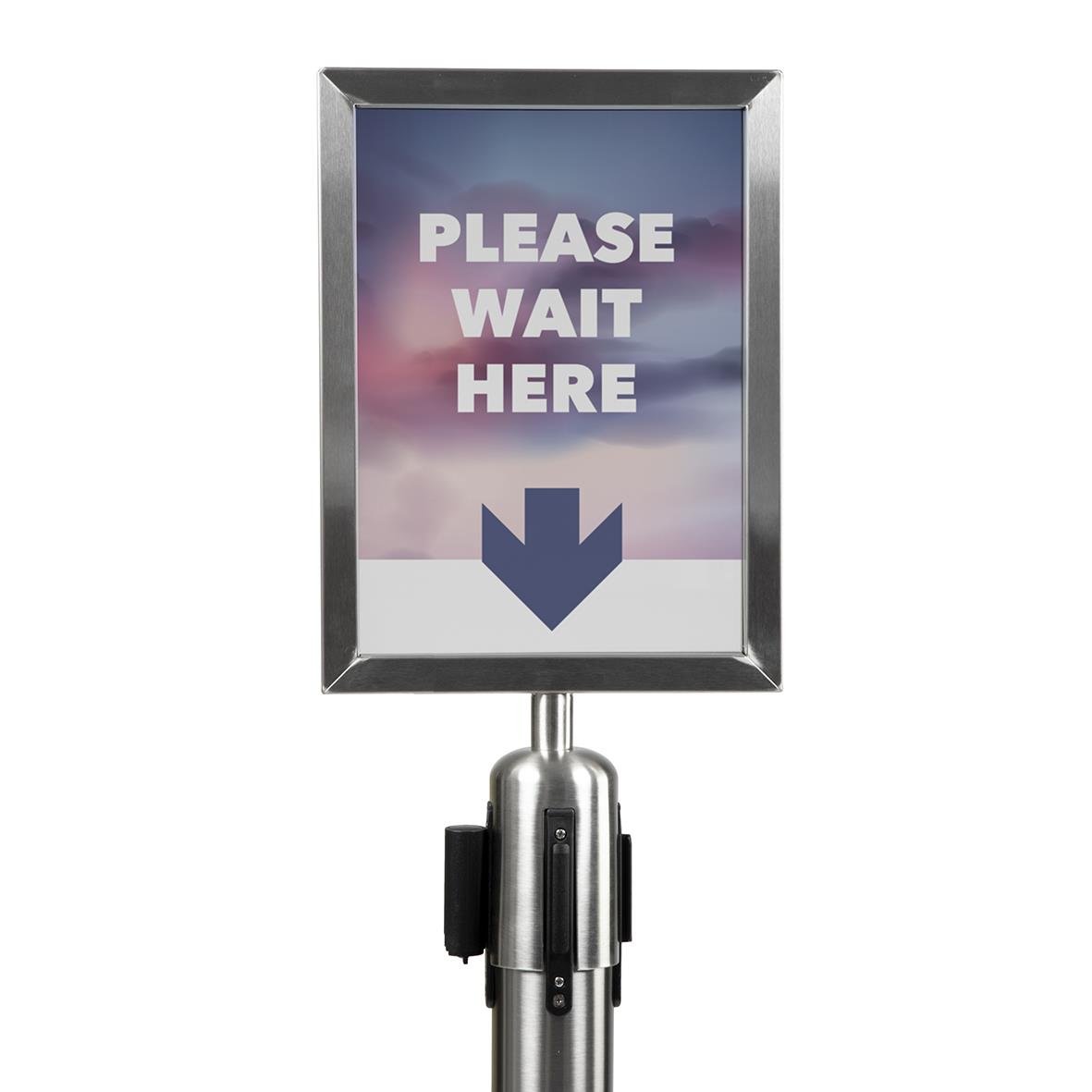 Skylt med text Please Wait Here och pil, till avspärrningssystem i rostfritt stål