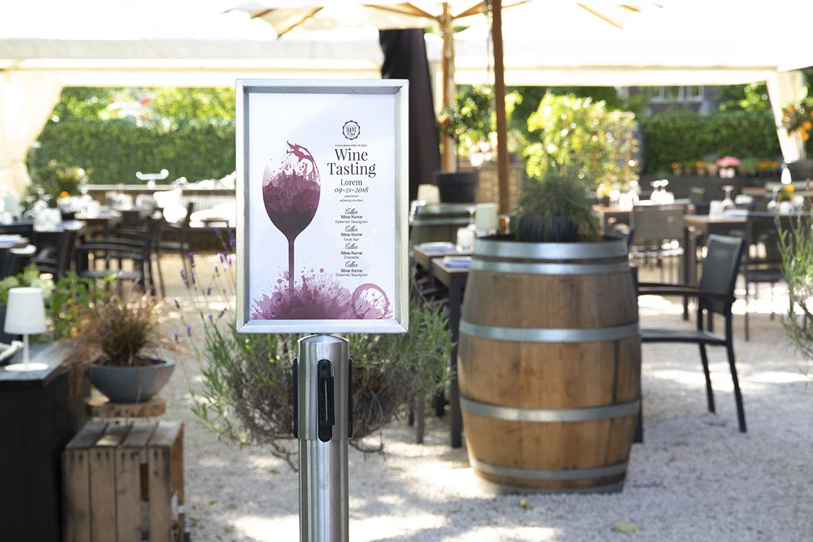 Skylt för avspärrningssystem i rostfritt stål med A4-format, placerad utomhus i en uteservering