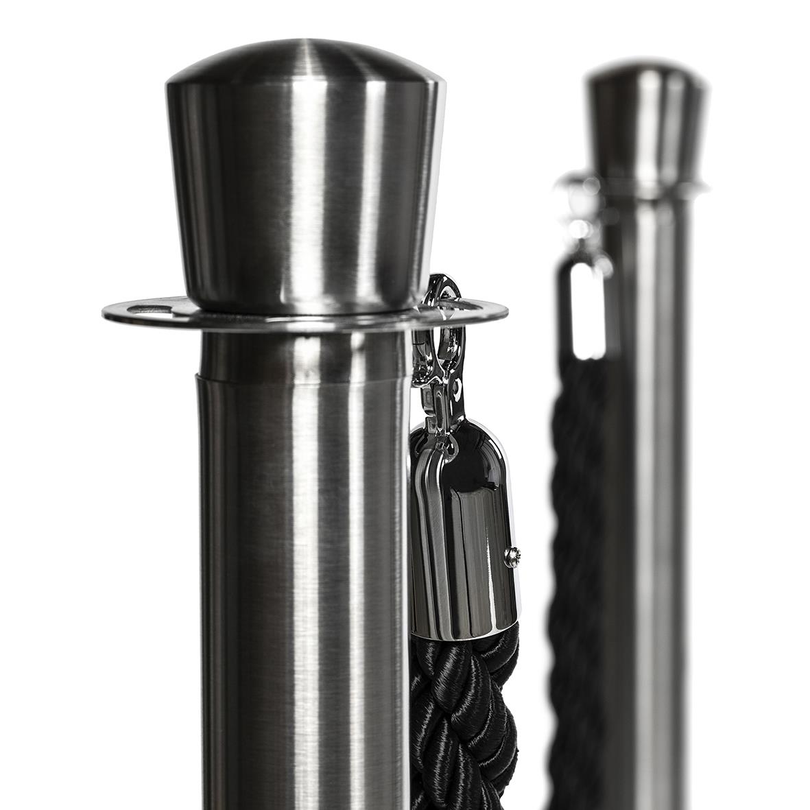 Avspärrningsstolpe i rostfritt med svart flätat rep