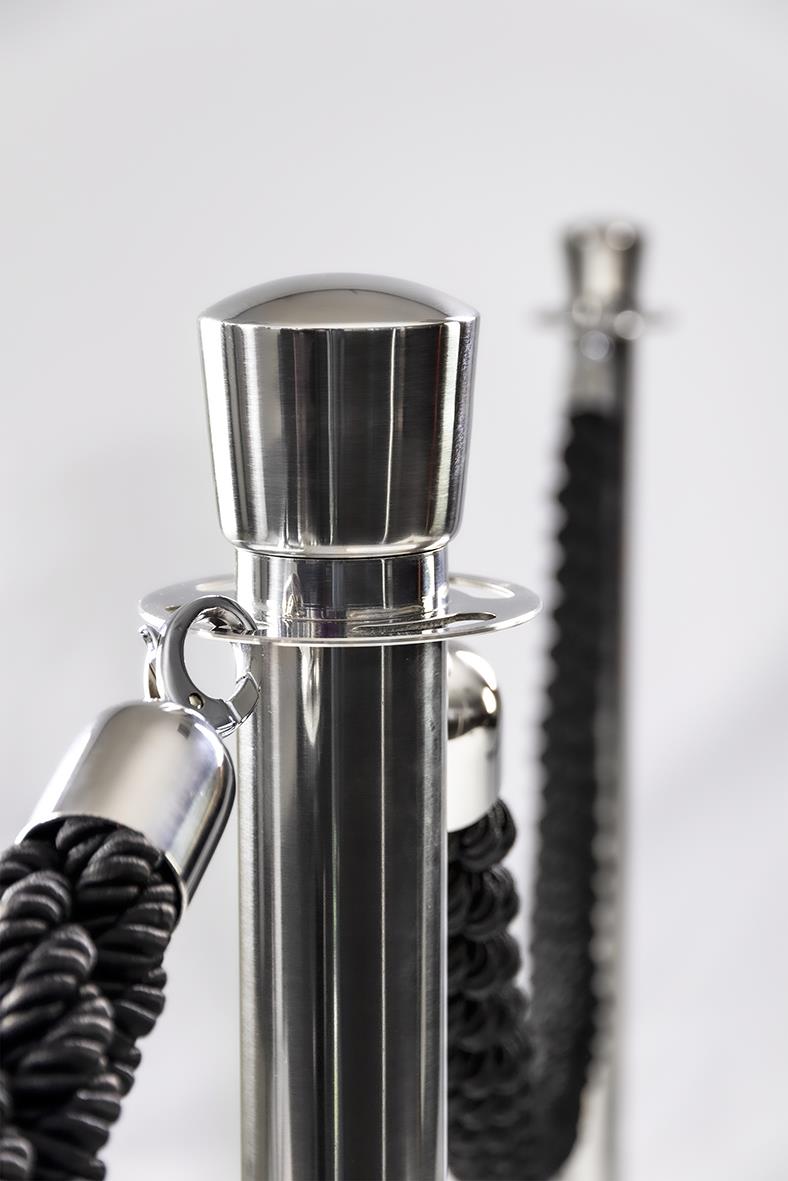 Avspärrningsstolpe i rostfritt stål med svart rep och kedja