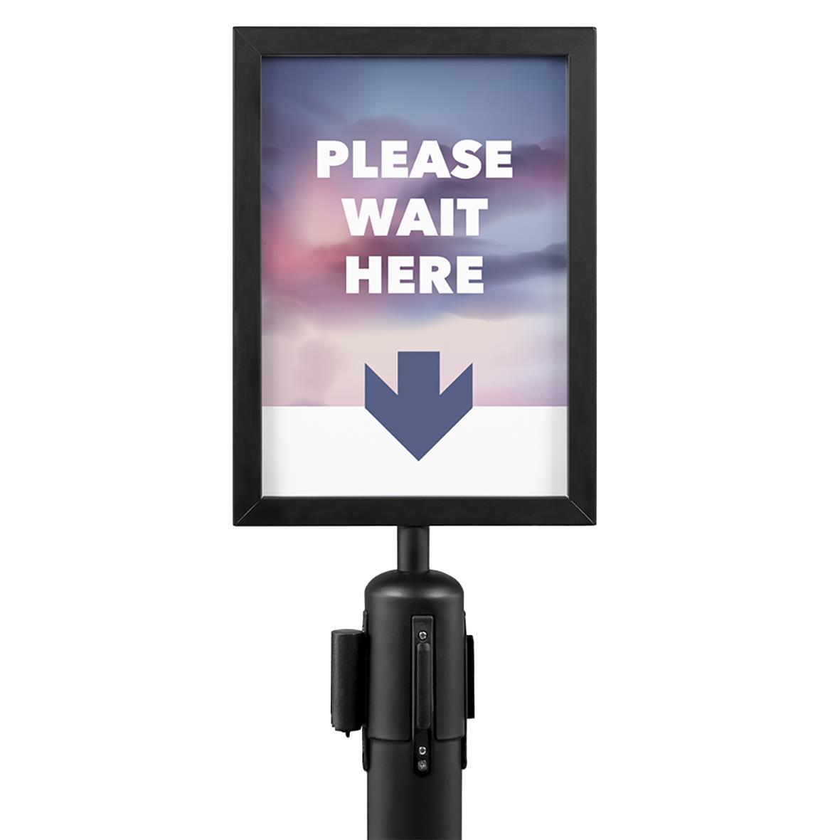 Vänteskylt med text Please Wait Here och pil, svart ram, A4 storlek, till avspärrningssystem