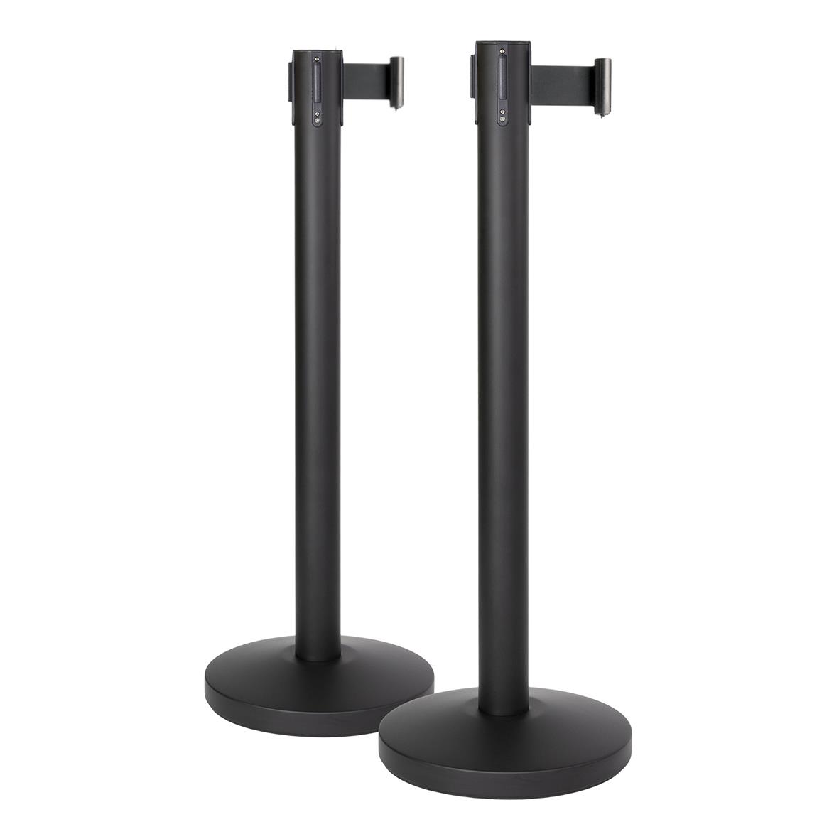 Två svarta avspärrningsstolpar med inkbar rem, höjd 200cm, på rund bas