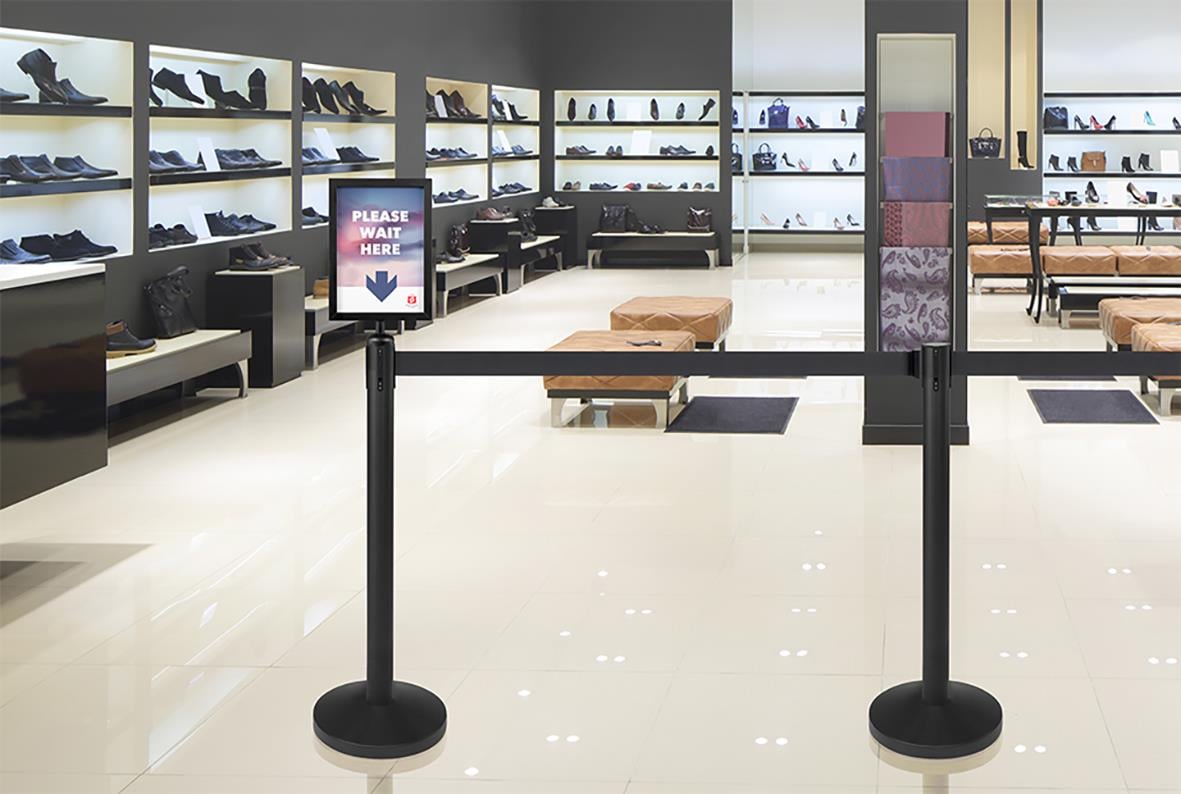 Avspärrningsstolpe Securit Ink Indragbar Rem Svart 200cm i butiksmiljö