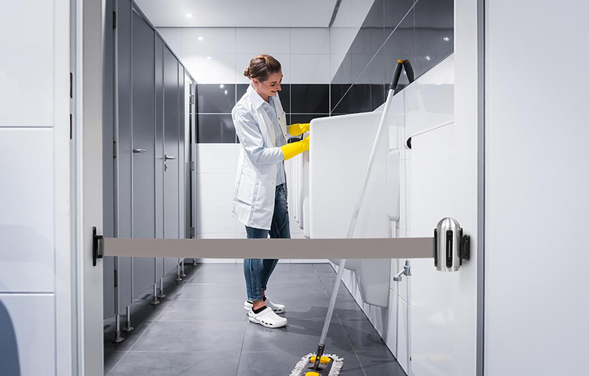 Person installerare avspärrningsrep Securit Väggfäste i korridor