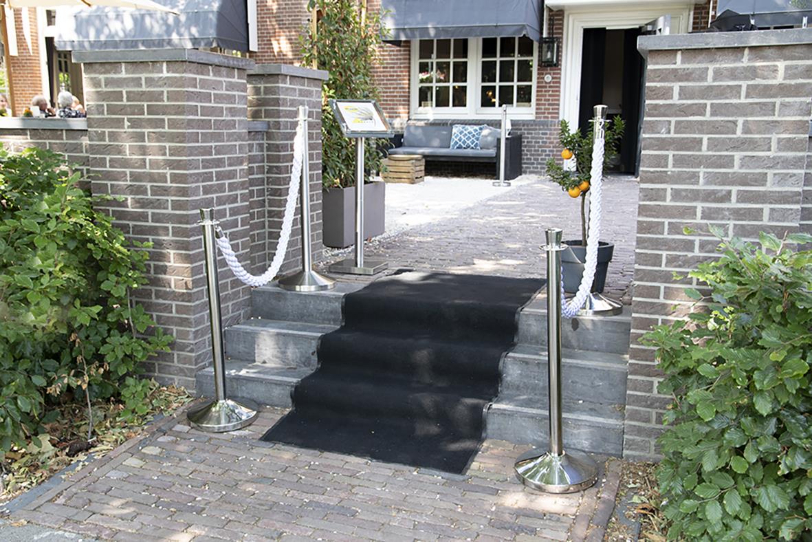 Avspärrningsstolpe Securit 4-väg Rostfri vid ingång med trappsteg och staket