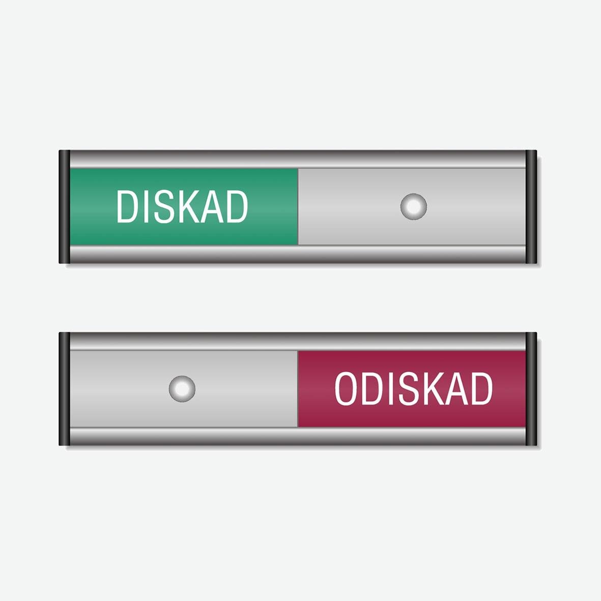 Två märkskyltar för diskad och odiskad magnet, grönt och rött färgade etiketter