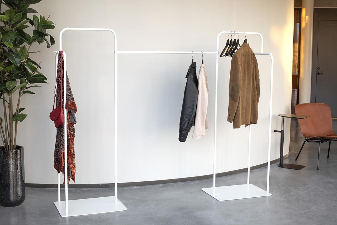 Vit klädhängare med plats för kläder och accessoarer, modern design i ett inomhusmiljö