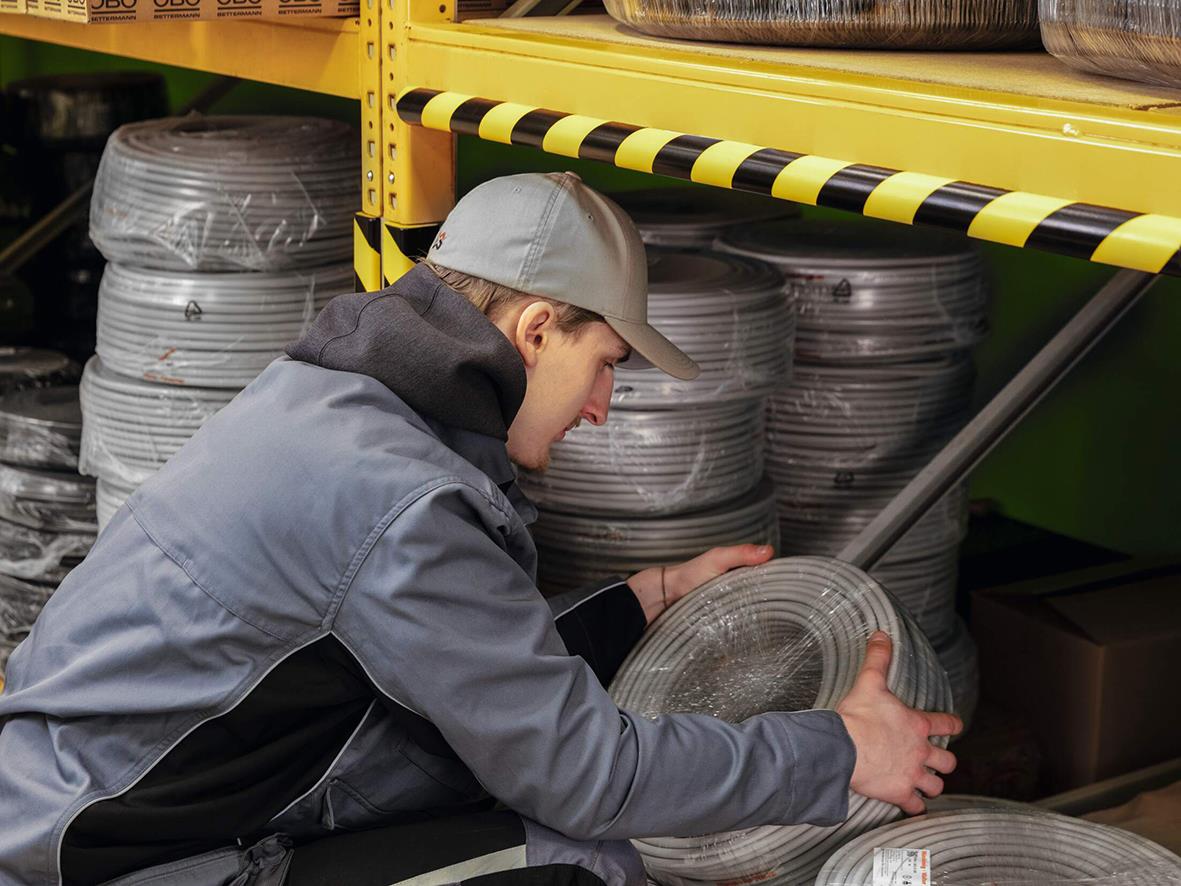 Man som hanterar hörnskydd Durable C25R gul/svart i lager