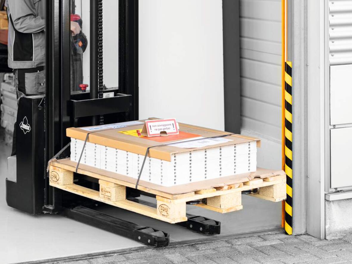 Väggskydd Durable S32R gul/svart 1000x40x32mm skyddar väggar vid lastning