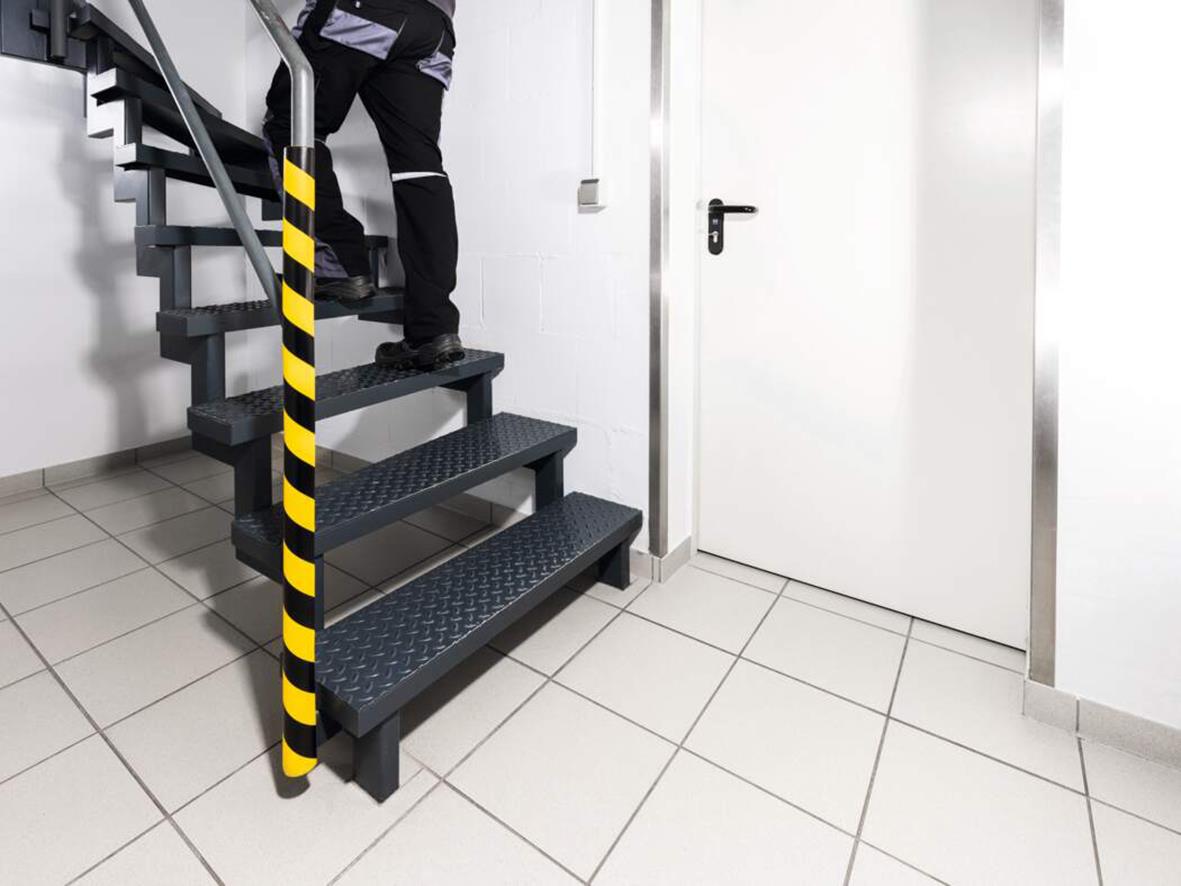 Rörskydd Durable P30 Gul/Svart på trappa i inomhusmiljö
