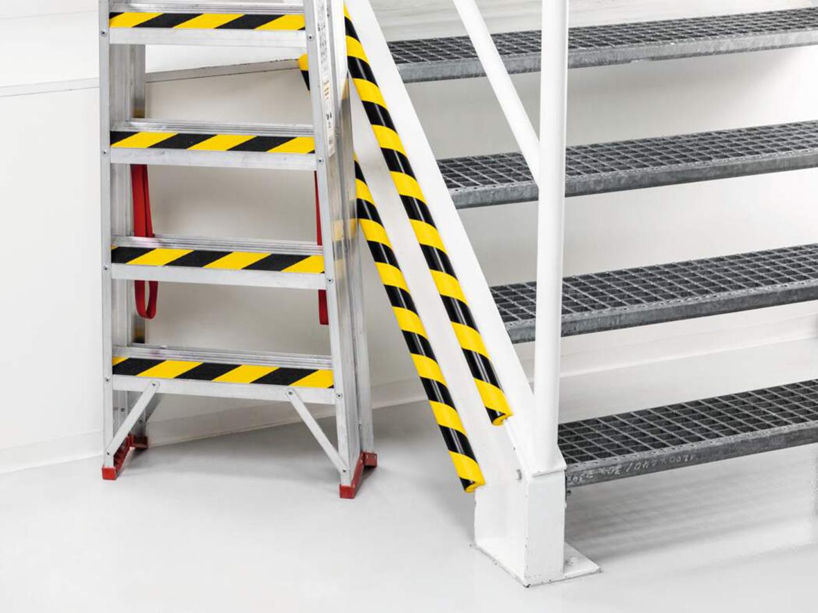 Kantskydd i gul och svart på trappa och stege för skydd