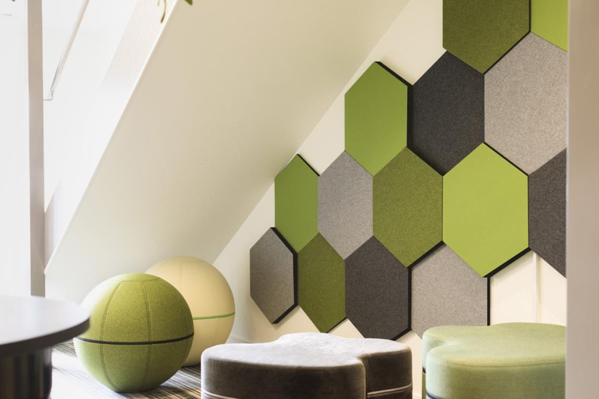 Ljudabsorberande Honey 3-pack i blått och grönt med hexagonala former på väggen