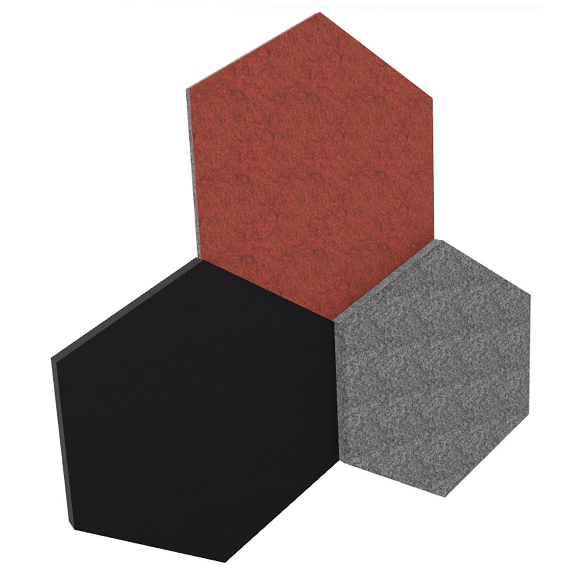 Tre ljudabsorberande hexagonala paneler i rött, svart och grått