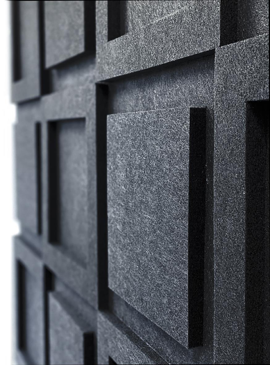 Svarta ljudabsorberande paneler i modern design med geometriska mönster