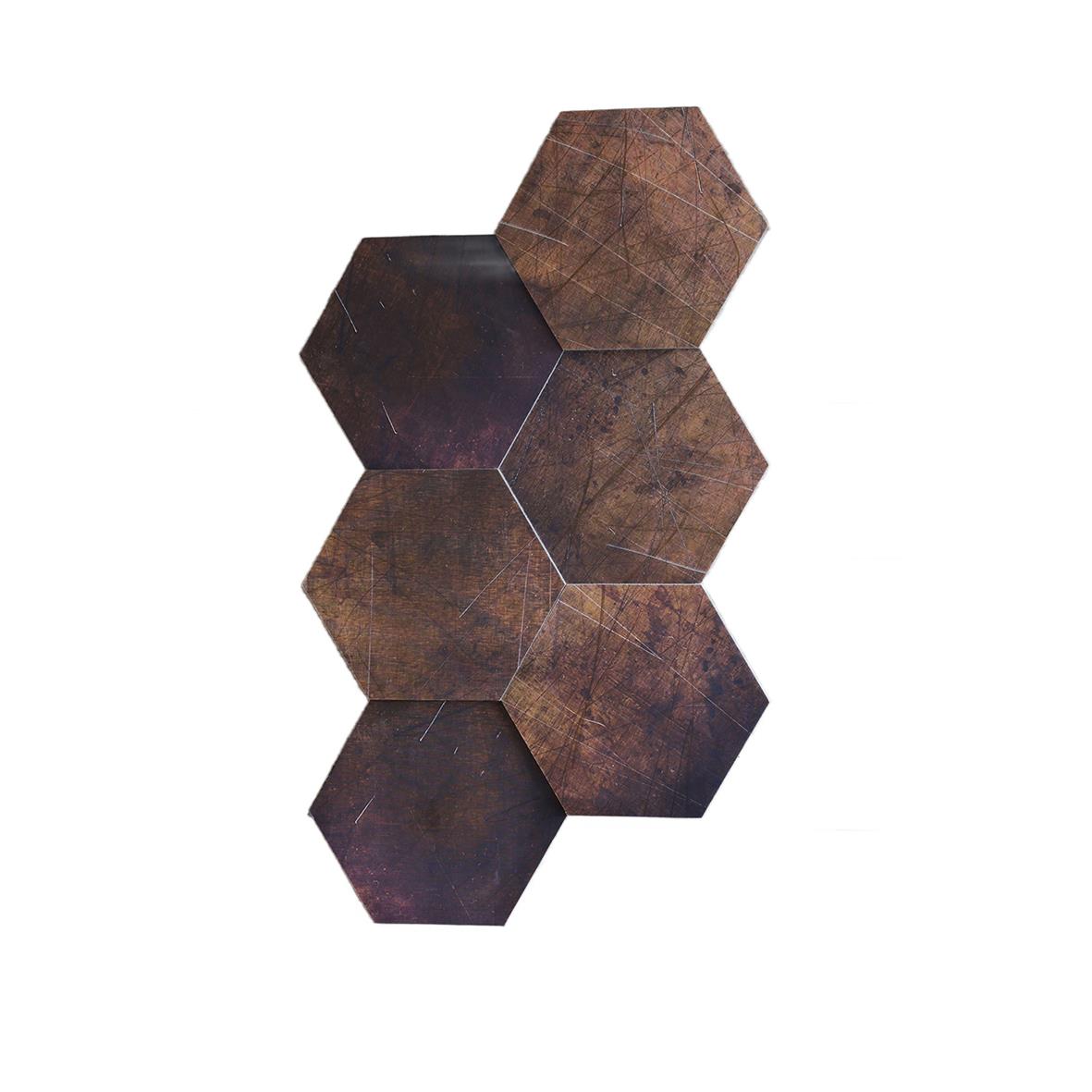 Sex ljudabsorberande hexagonala paneler i rostfärgad finish