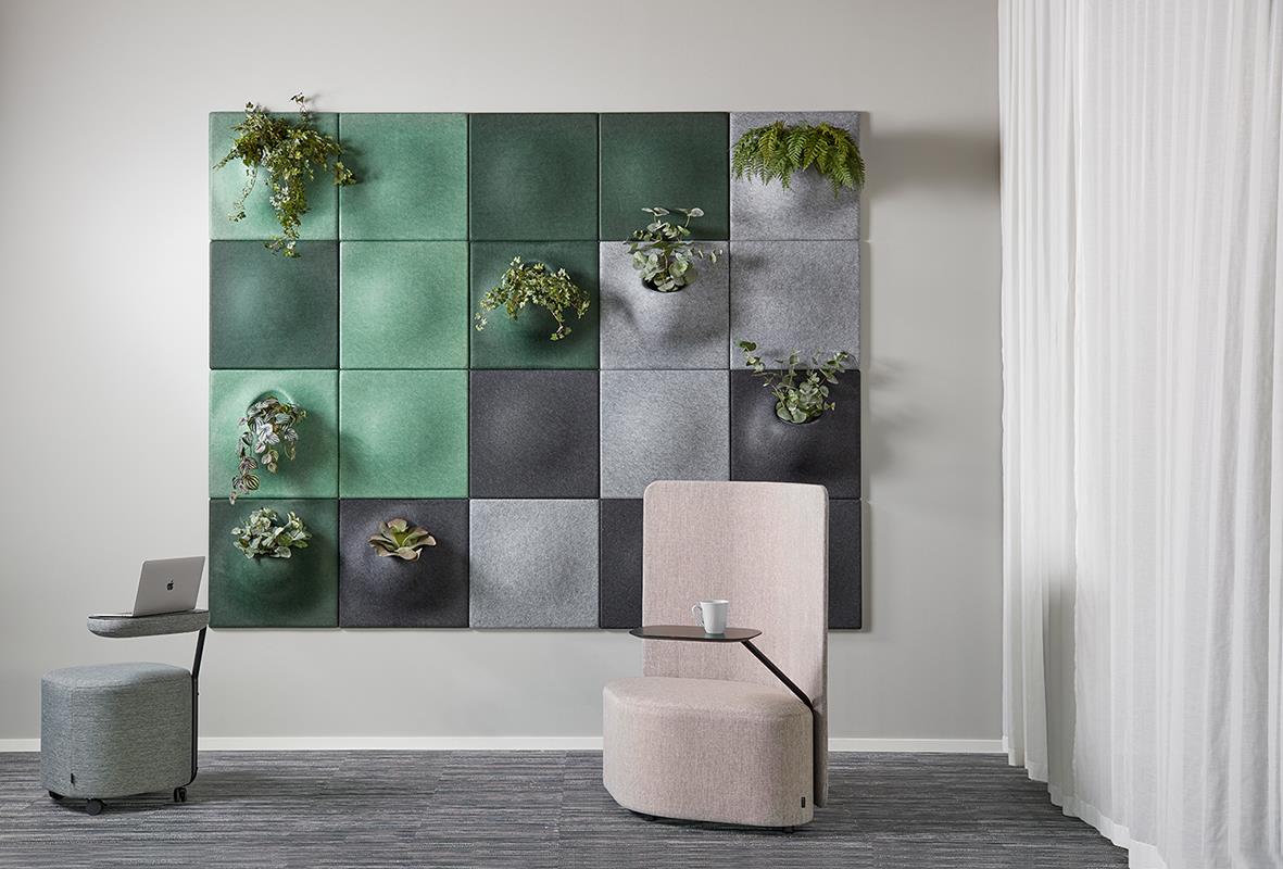 Ljudabsorberande väggpaneler i grönt, grått och svart med växter