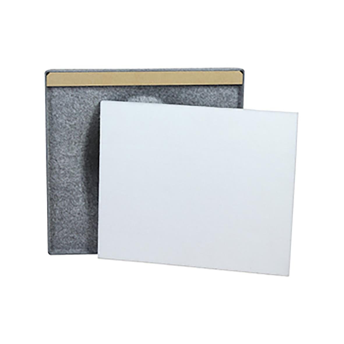 Väggmonterad ljudabsorberande väggpanel med grusfyllning och vit yta