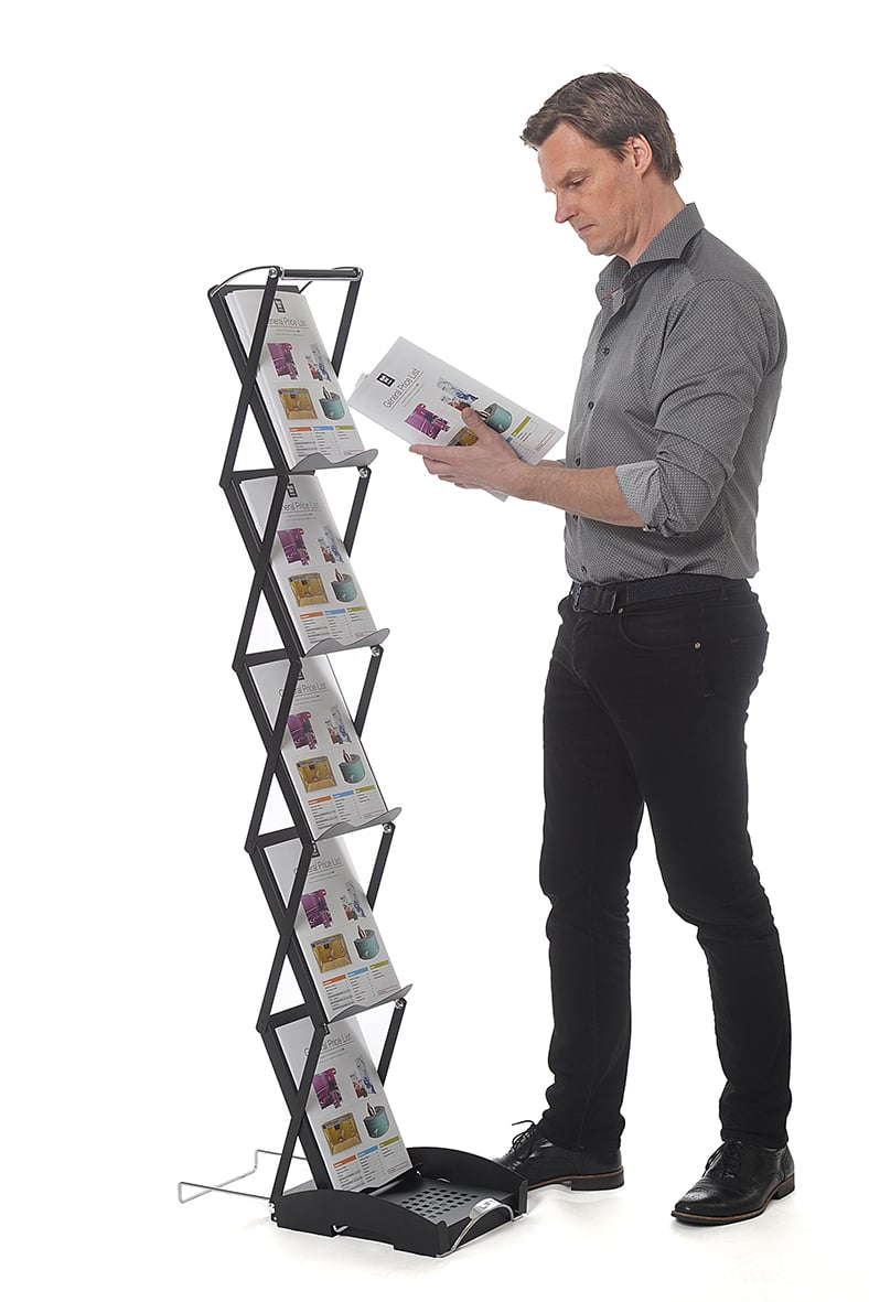 Svart broschyrställ SwingUp med väska, visar en man som läser broschyrer