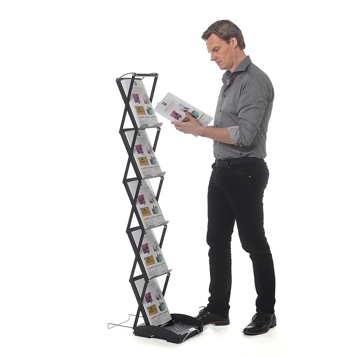 Svart broschyrställ SwingUp med väska, visar en man som läser broschyrer