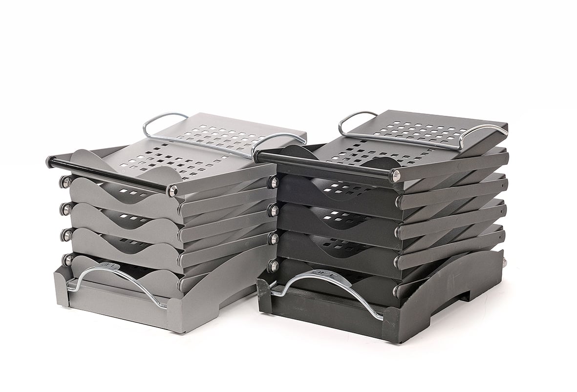 Svart broschyrställ SwingUp med väska, staplade i två högar