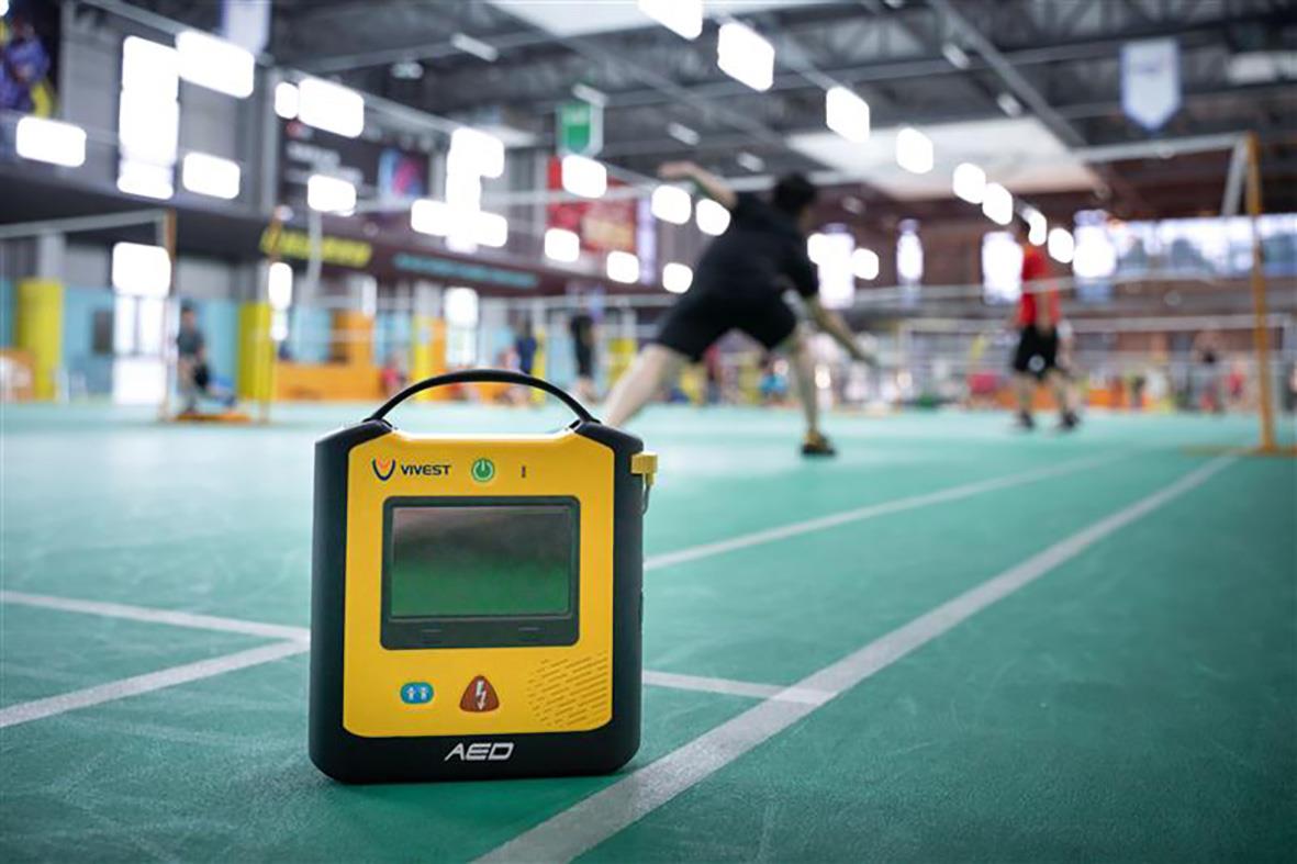 Hjärtstartare ViVest Serie 3 placerad på golvet i en sporthall