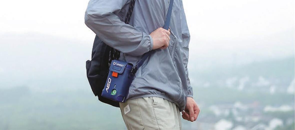 Bärbar hjärtstartare ViVest Pocket 3 i en persons väska utomhus