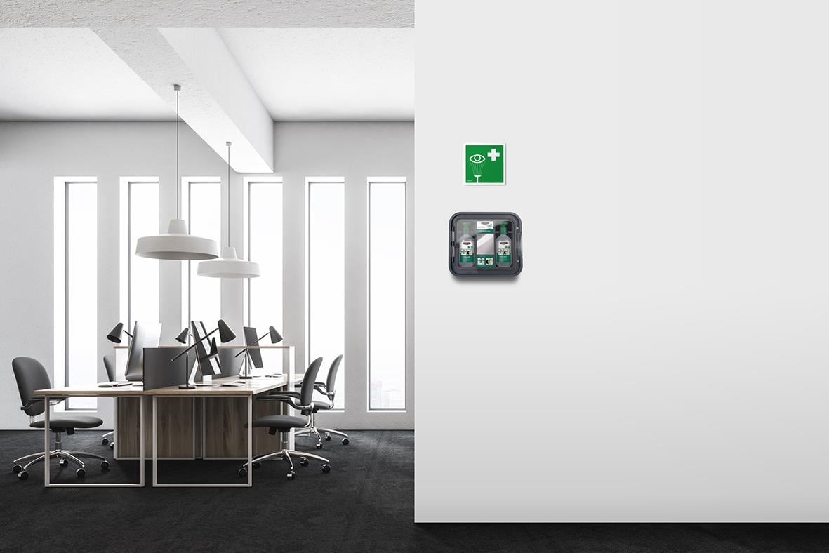 Ögonduschskåp Housegard med två 500ml flaskor och skylt i ett modernt konferensrum