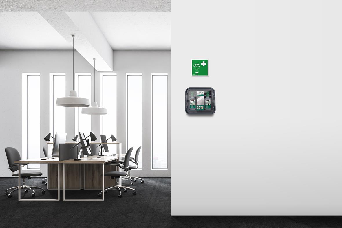 Ögonduschskåp Housegard med två 500ml flaskor och skylt i ett modernt konferensrum