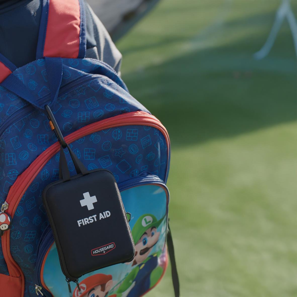 Första hjälpen-kit från Housegard Compact hängande på ryggsäck