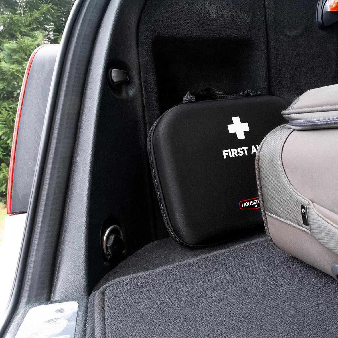 Första hjälpen väska Housegard Plus i bilens bagageutrymme