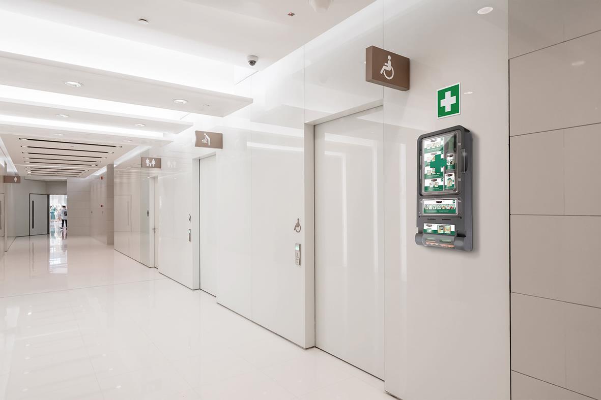 Första hjälpen station med skylt i en modern sjukhushall