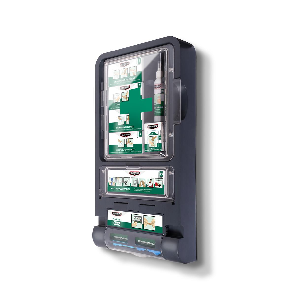 Första hjälpen station för brännskador med skylt och olika förbandsmaterial