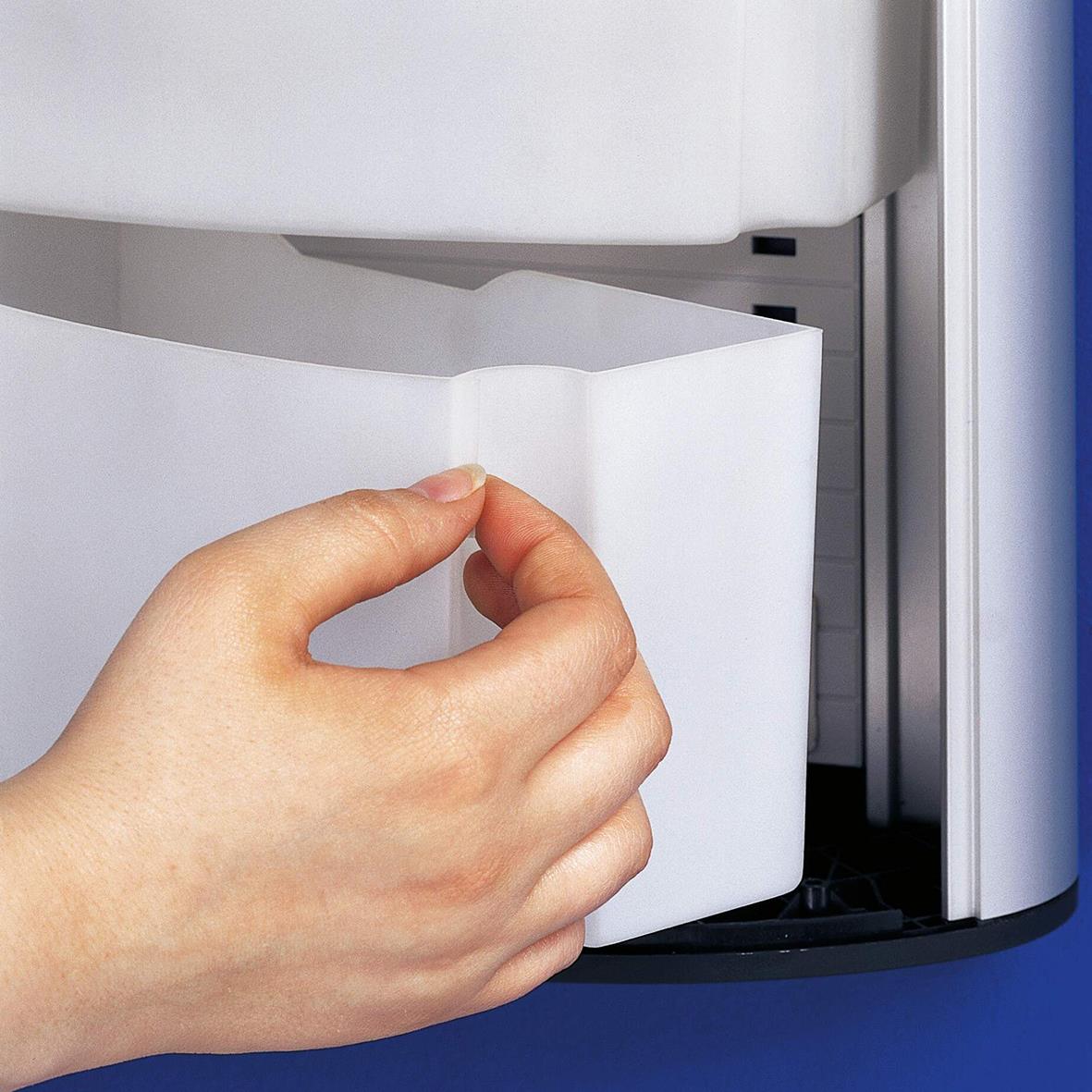 Person som öppnar ett vitt skåp för första hjälpen med silverfärgad låda