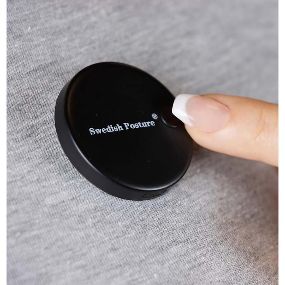 Hållningssensor Swedish Posture Vibe som används på en persons kläder