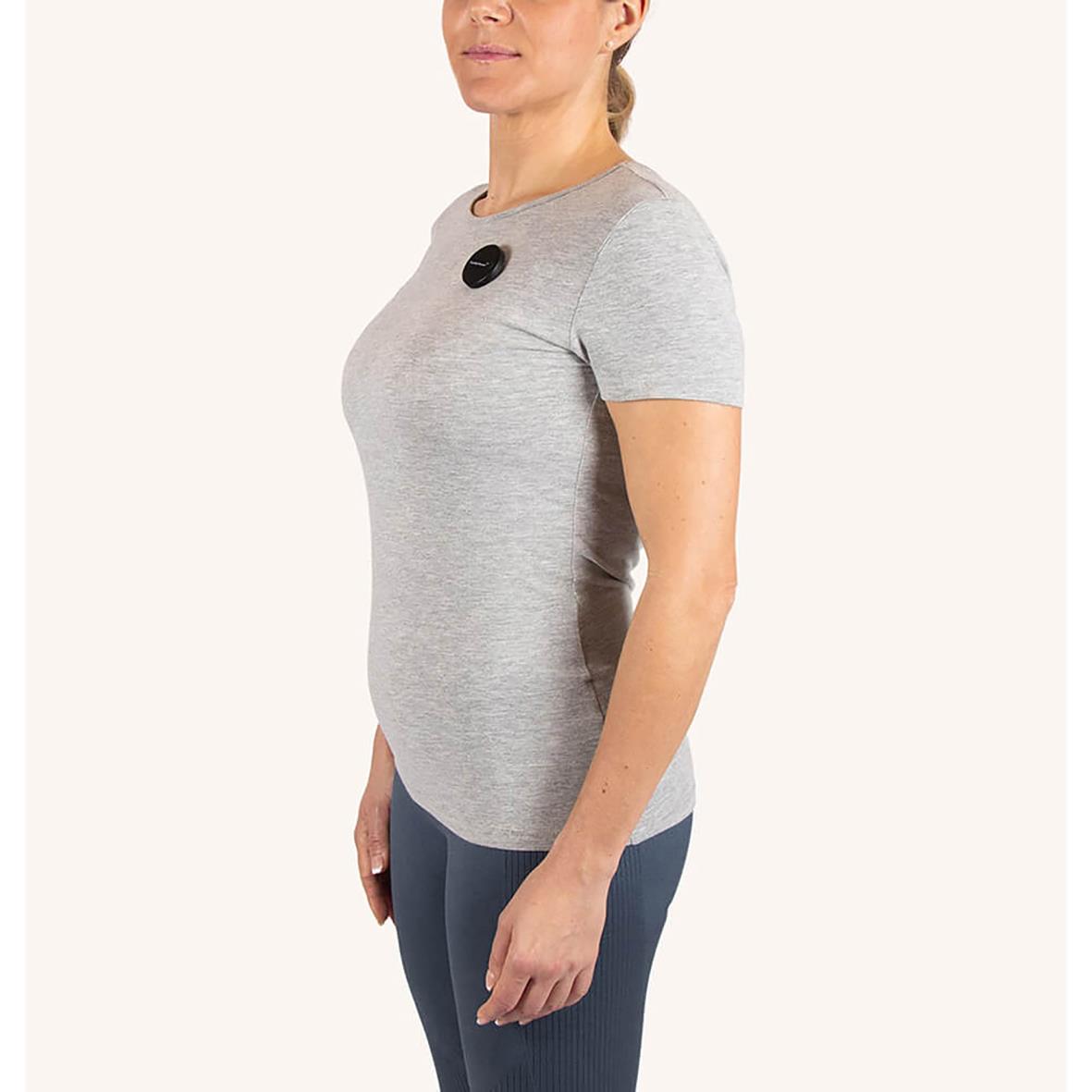 Kvinna bär hållningssensor Swedish Posture Vibe på axeln för att övervaka hållningen