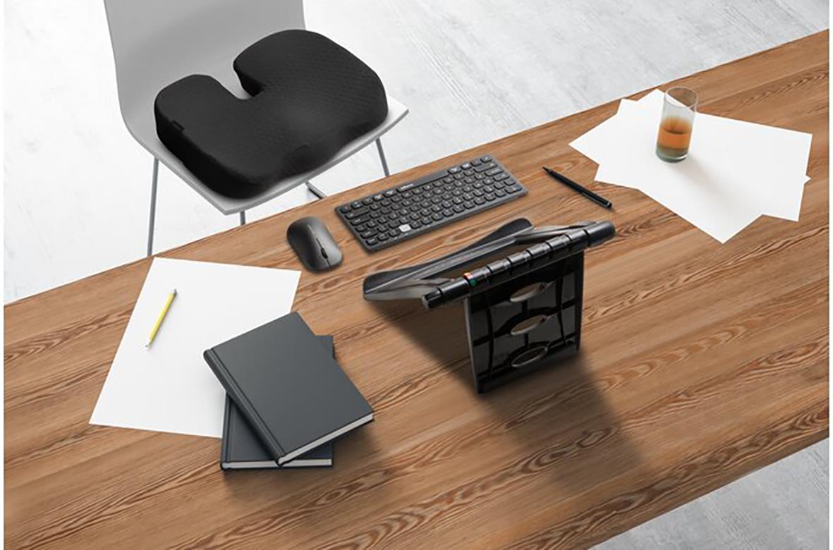 " ergonomisk sittkudde med cool-gel på skrivbord med tangentbord, mus, anteckningsböcker och papper"