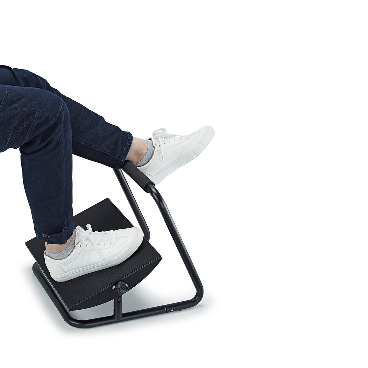 Fotstöd Sun-Flex Relax svart med person som använder det för att vila foten