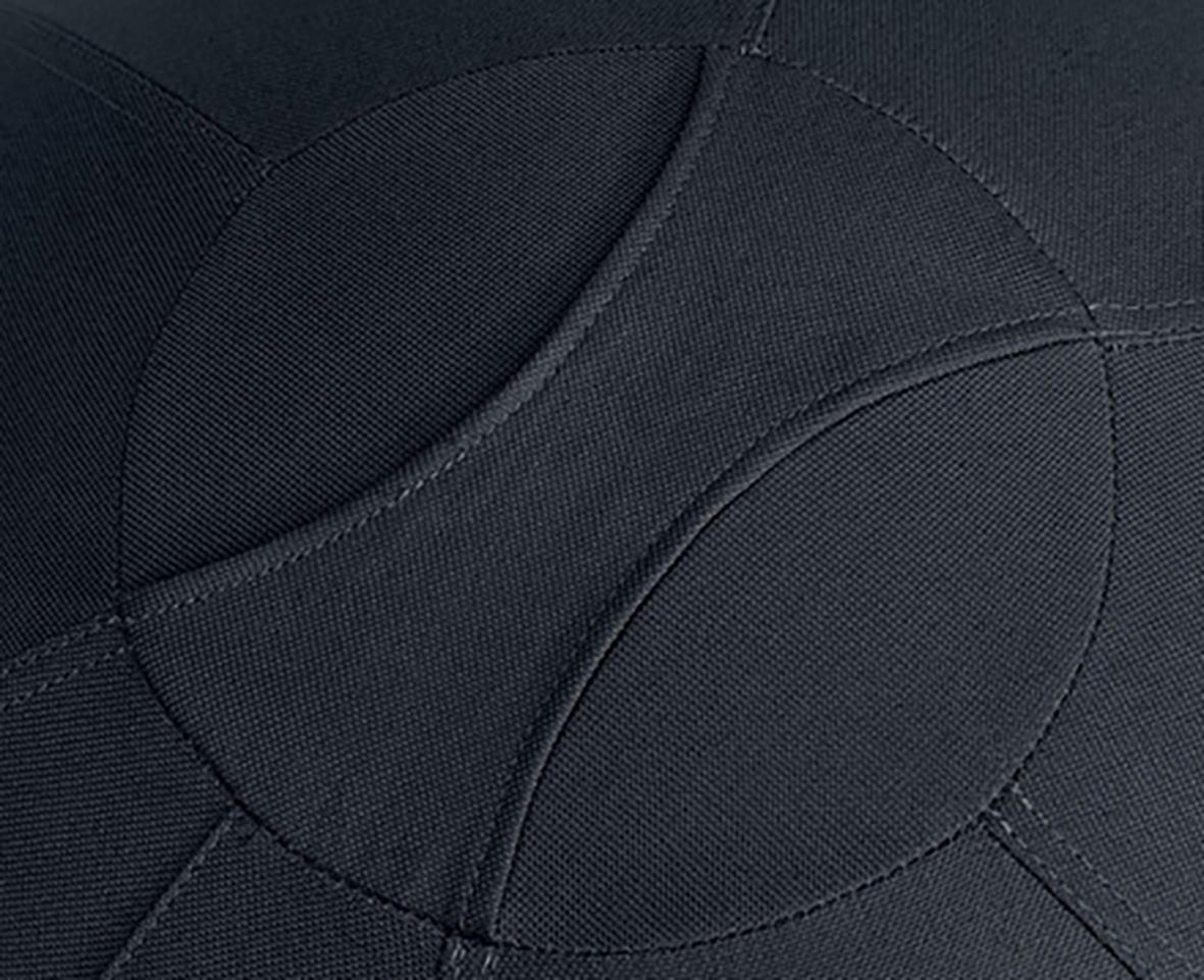 Svart sittboll med rundade sömmar och textur, del av Leitz Ergo Ant-Roll-Away-serien