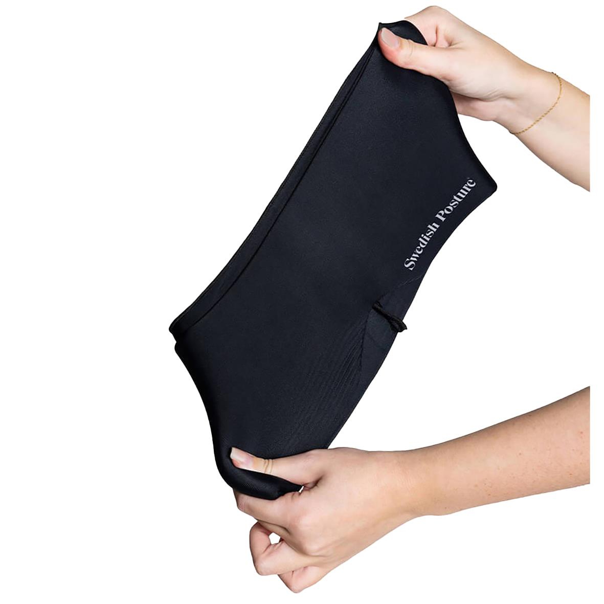 Person håller ett svart huvudband för hållning och kylande effekt