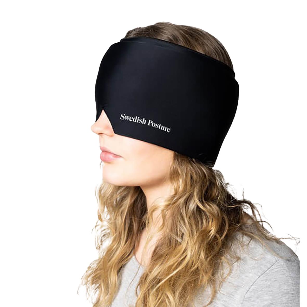 Kvinna med svart huvudband från Swedish Posture Kylande som täcker ögonen