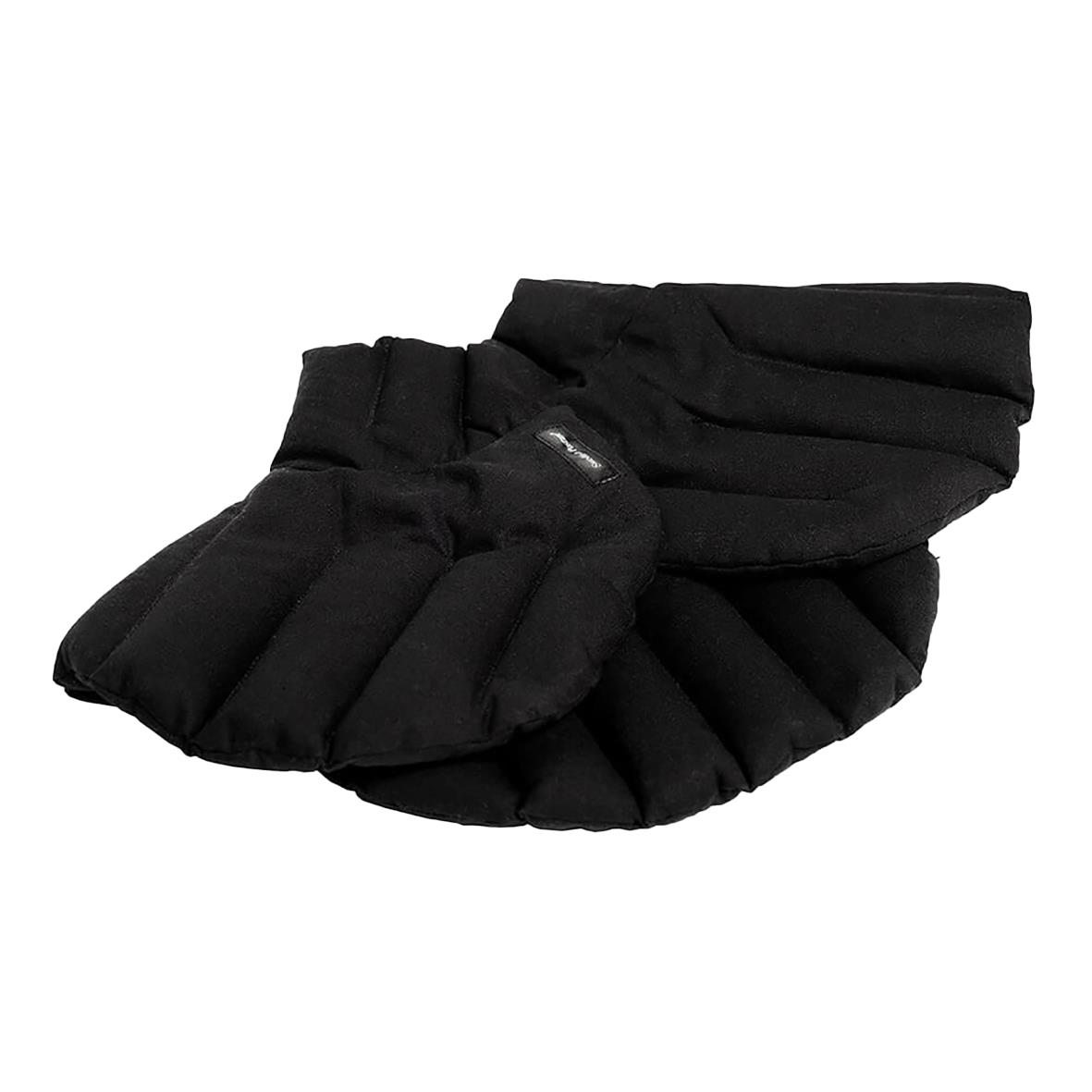 Värmekrage i svart material som skyddar nacken och axlarna mot kyla